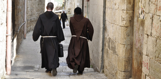 Kaks preestrit kõndimas mööda tänavat.
