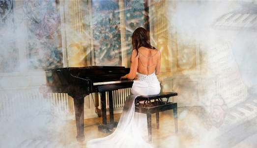 Naine mängib klaverit.