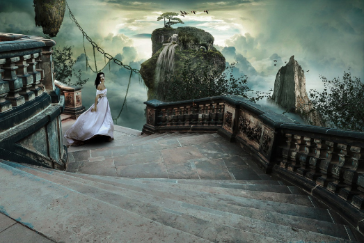 Valges kleidis naine kõnnib mööda lossitreppi ülespoole.