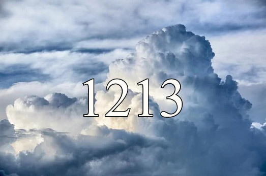 Inglinumber 1213 pilve taustal.