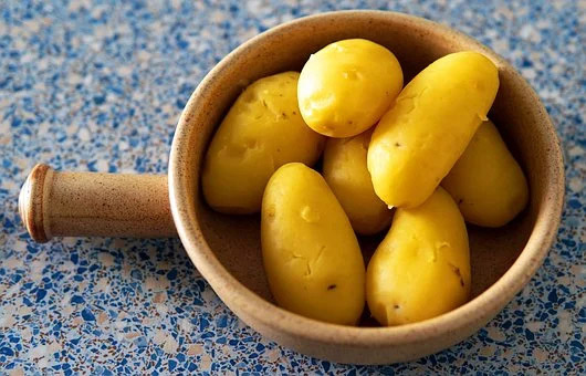 Keedetud kartulid kausis.